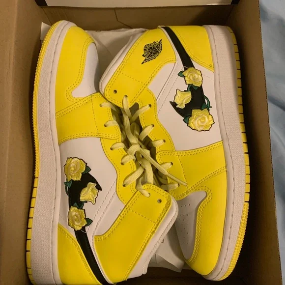 -Air Jordan 1 Mid SE GS 'Rose Patch - Dynamic Yellow'-Size 7 grade school